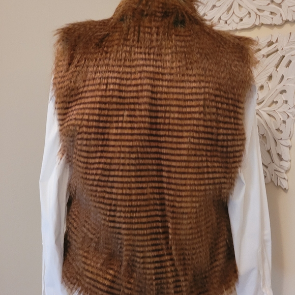 S.H. sz M faux fur vest - Picture 3 of 8